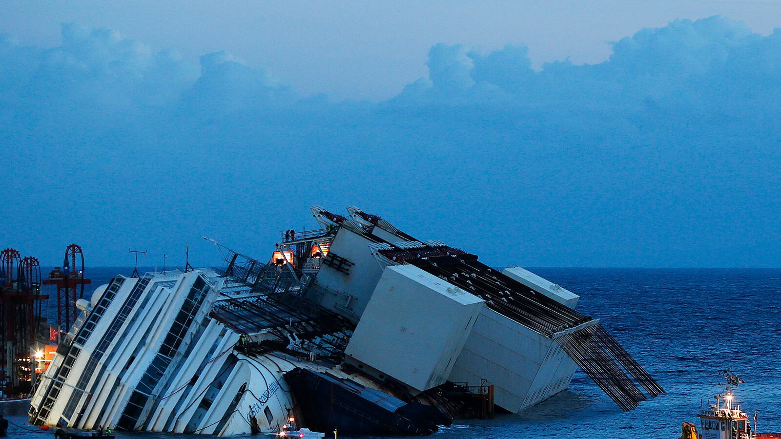 articles/2014/05/19/i-survived-a-deadly-shipwreck-costa-concordia-passengers-tell-their-stories/140718-Costa-Concordia-tease_ydylhd