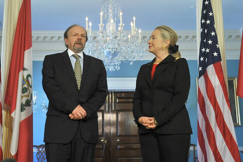 galleries/2011/12/01/stars-in-scrunchies-photos/stars-in-scrunchies-clinton3_flzdhe