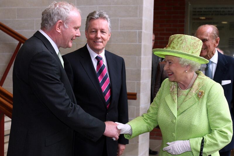 articles/2012/07/02/mcguinness-spoke-to-queen-about-mountbatten-s-death/mcguinness-queen-shake-hands-sykes_qf9zzq