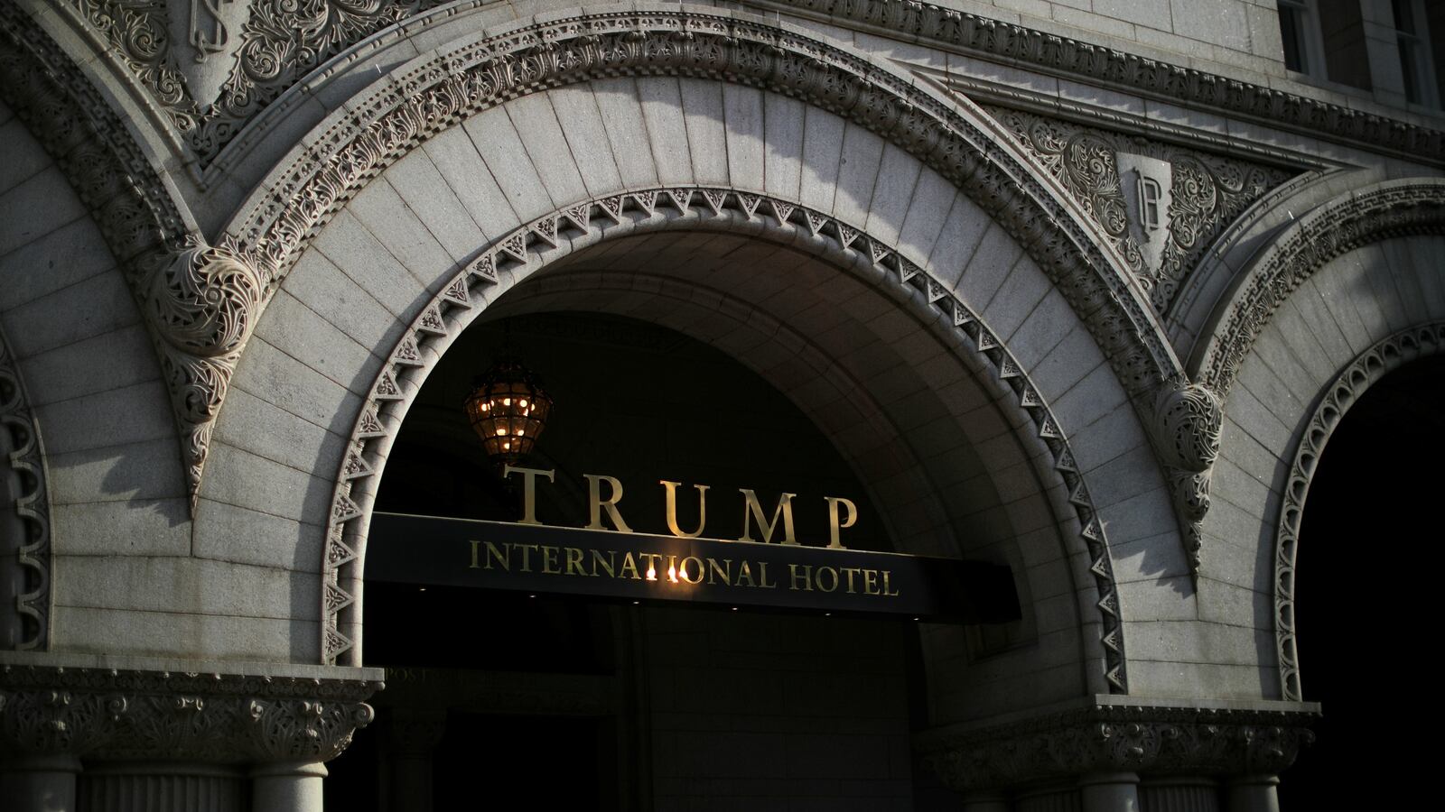 170810-trump-dc-hotel-profits-cheat_hnmebk