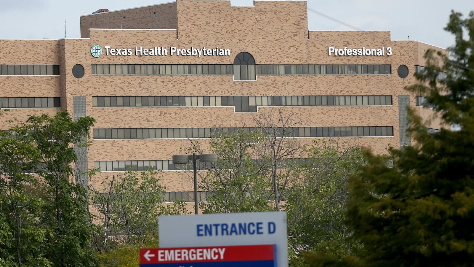 cheats/2014/10/12/dallas-health-worker-contracts-ebola/141012-ebola-cheat_smms2l