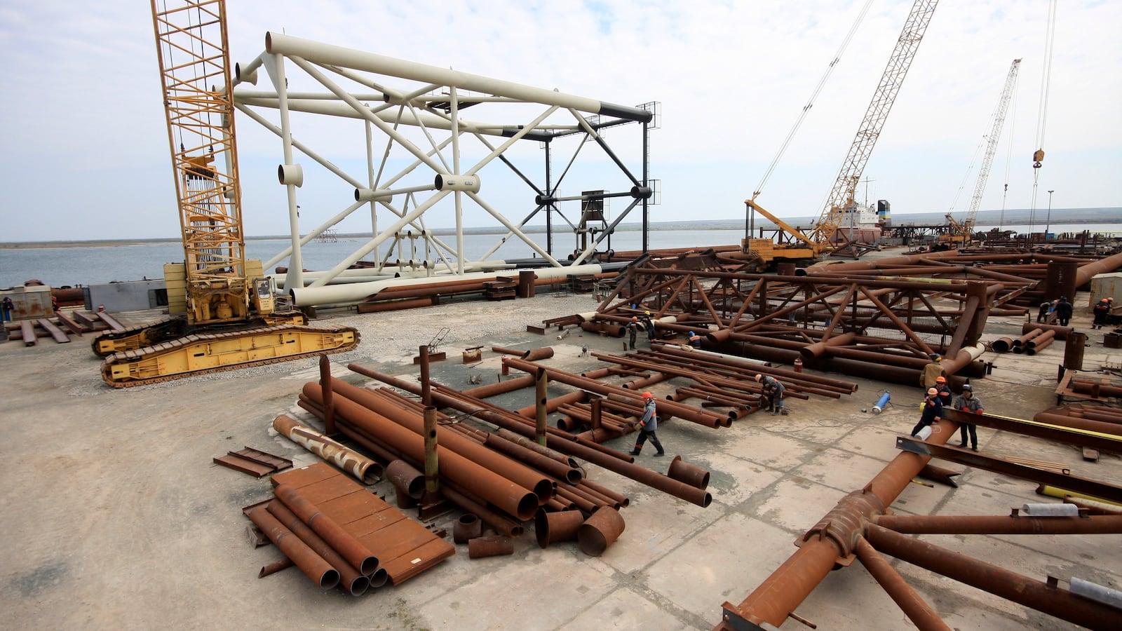 Workers build an underwater portion of a gas platform at the Chernomorneftegaz company in the village of Chernomorskoye in Crimea’s Chernomorsky district, April 9, 2014.