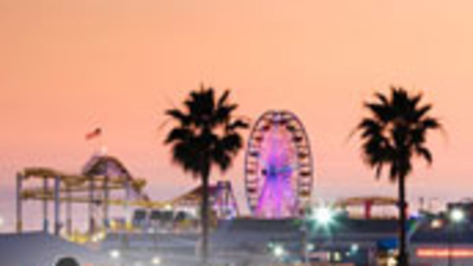 articles/2010/06/18/gal-with-a-suitcase-takes-santa-monica/hunt-santa-monica_106683_elxefn