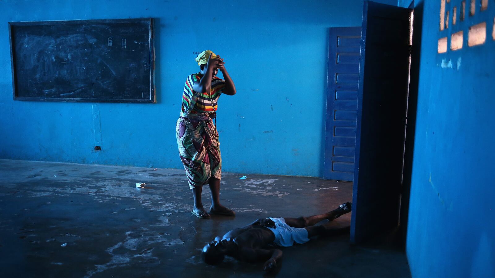 galleries/2014/10/23/portrait-of-an-epidemic-the-front-lines-of-ebola/141022-john-moore-ebola-01_ypnqah
