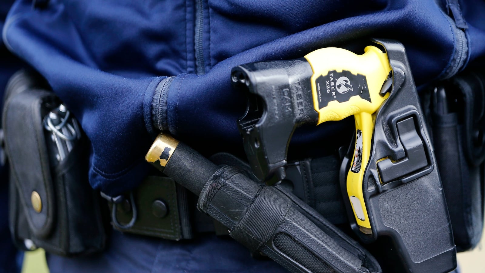 cheats/2016/05/20/nyt-obtains-body-camera-footage-of-man-fatally-tasered/160520-taser-georgia-cheat_sfutjq