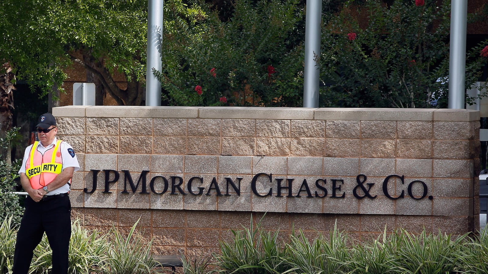 cheats/2012/05/15/jpmorgan-board-backs-dimon/jp-morgan-live-blog-cheat_oxzmog