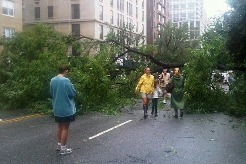 articles/2011/08/28/hurricane-irene-path-makes-landfall-in-new-jersey-new-york-braces/hurricane-east-end-ave-tina_g5okh1
