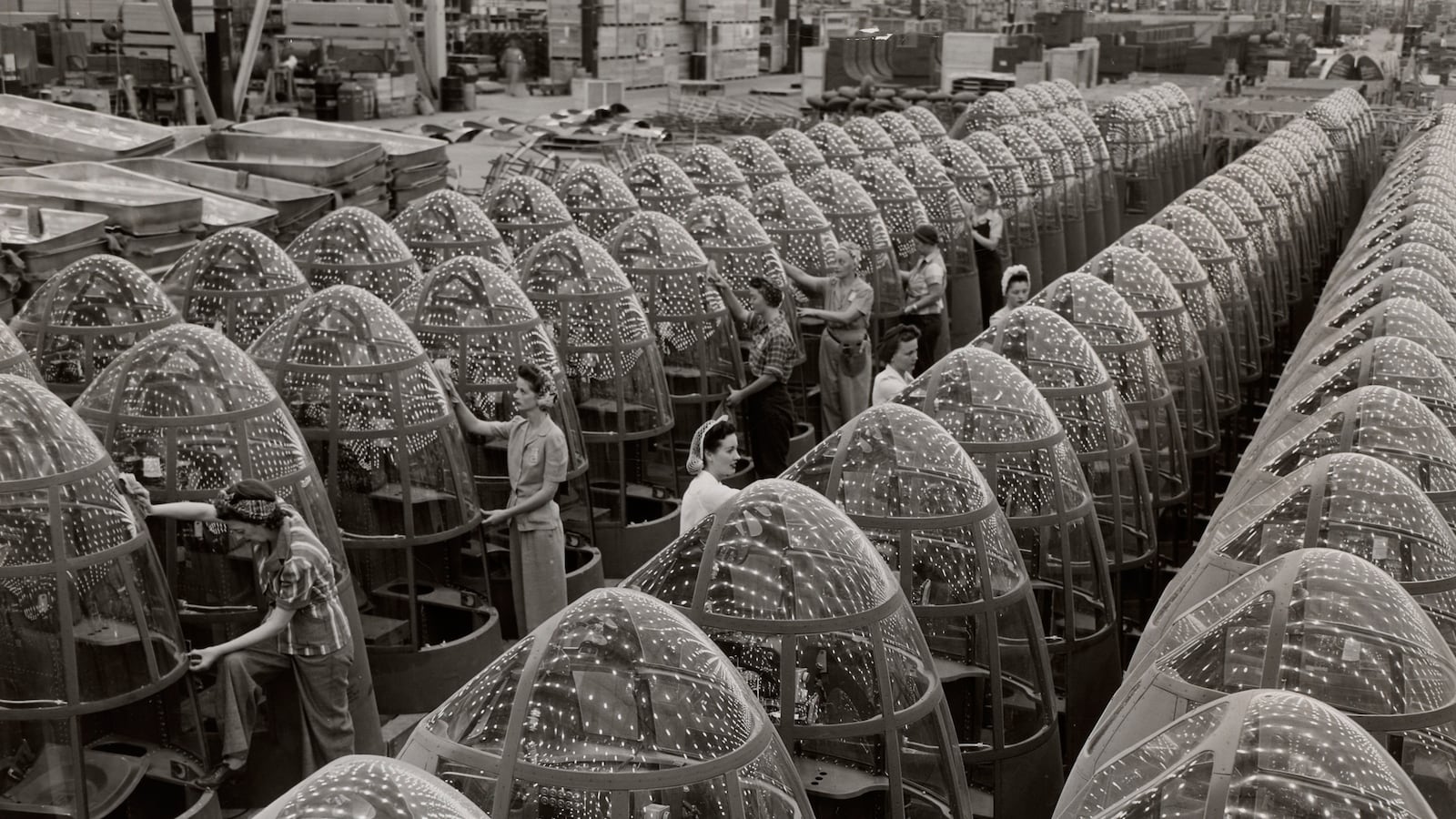 galleries/2013/11/11/war-photography-brilliantly-showcases-images-of-conflict-and-its-aftermath/131107-brooklyn-museum-war4-tease_gomqua