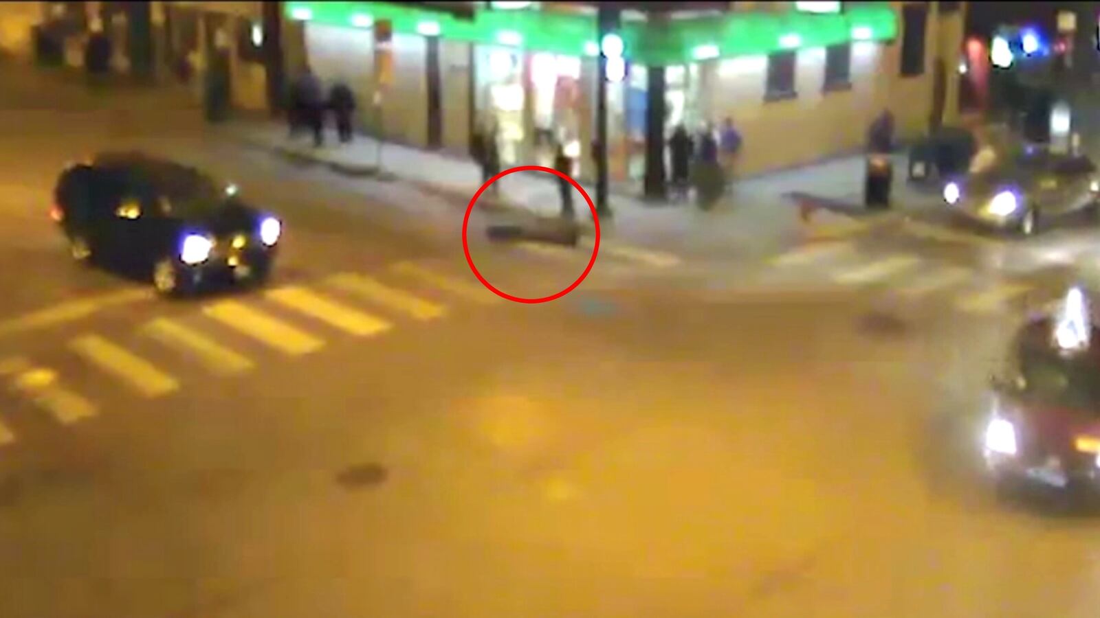 cheats/2016/04/21/video-bystanders-ignore-assault-victim-before-he-was-run-over/160421-chicago-bystanders-cheat_xravqo