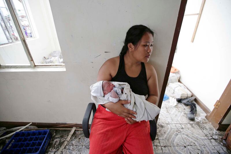 galleries/2013/11/08/monster-typhoon-haiyan-barrels-into-philippines-photos/131111-typhoon-philippines-update-1_b7p76x