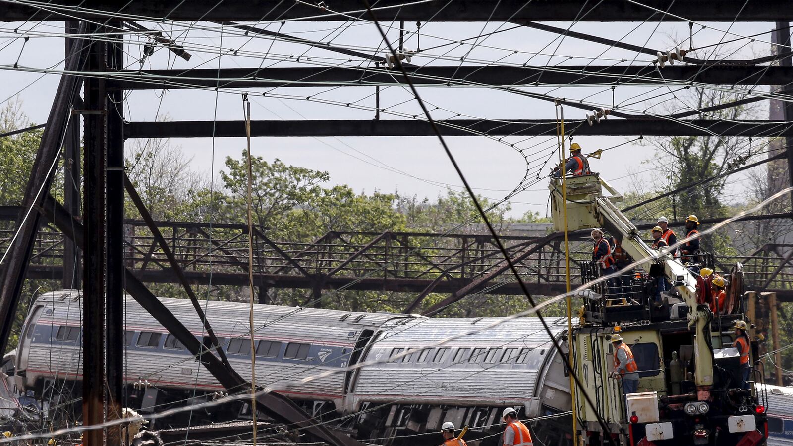 cheats/2015/05/12/amtrak-train-derails-in-philadelphia/150513-amtrack-cheat_bm7tmt