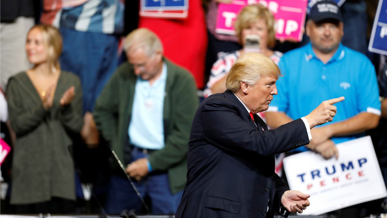 170621-trump-rally-iowa-speech-cheat_clwtuy