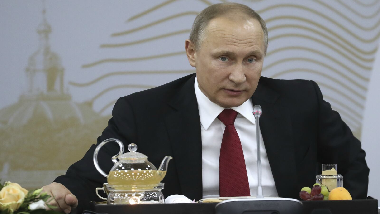 170604-putin-trump-compromising-info-cheat_aitsg4