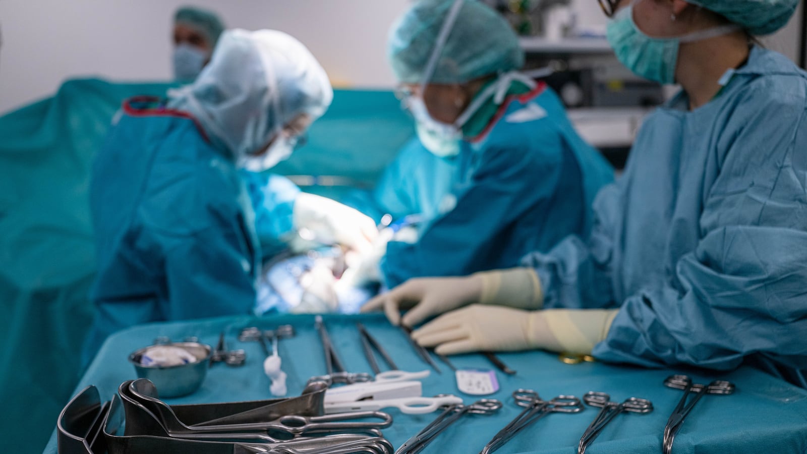 February 2026, Lower Saxony, Oldenburg: Surgeons operate at the operating table at Pius Hospital in Oldenburg.