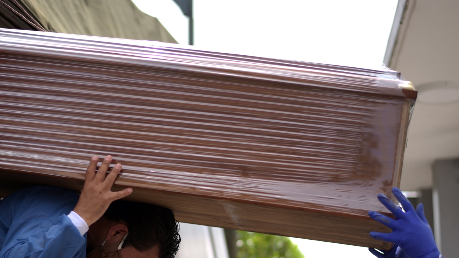 2020-04-09T000000Z_217401772_RC2R0G9XJWJC_RTRMADP_3_HEALTH-CORONAVIRUS-ECUADOR_vmzxu0