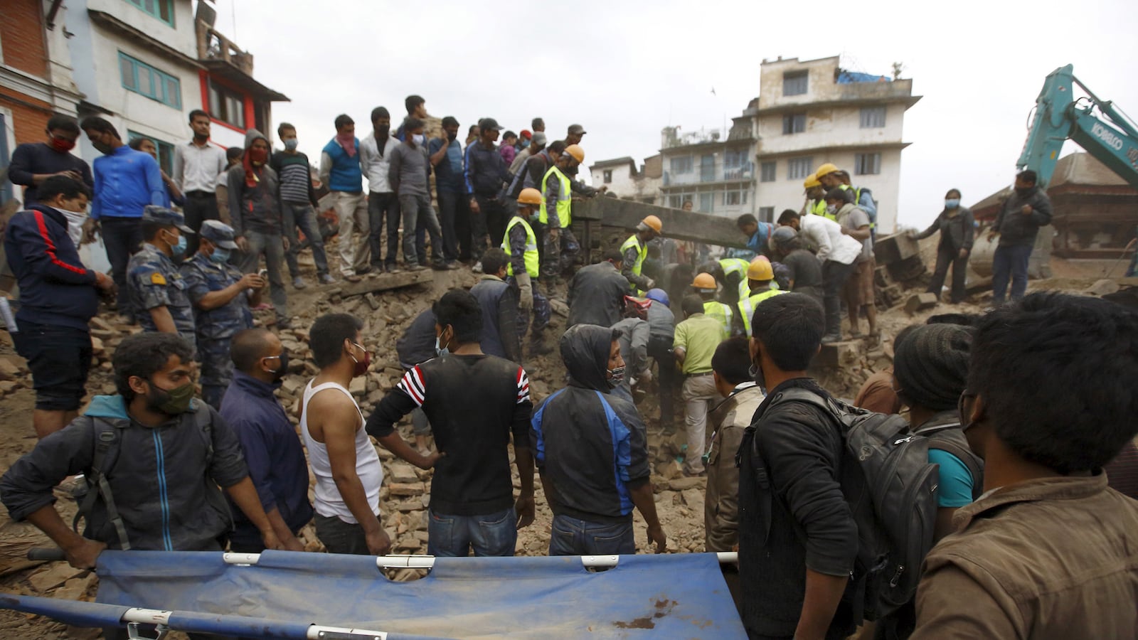 articles/2015/04/27/surreal-terror-in-the-middle-of-the-nepal-quakes/150427-dunham-nepal-tease_v33uh4