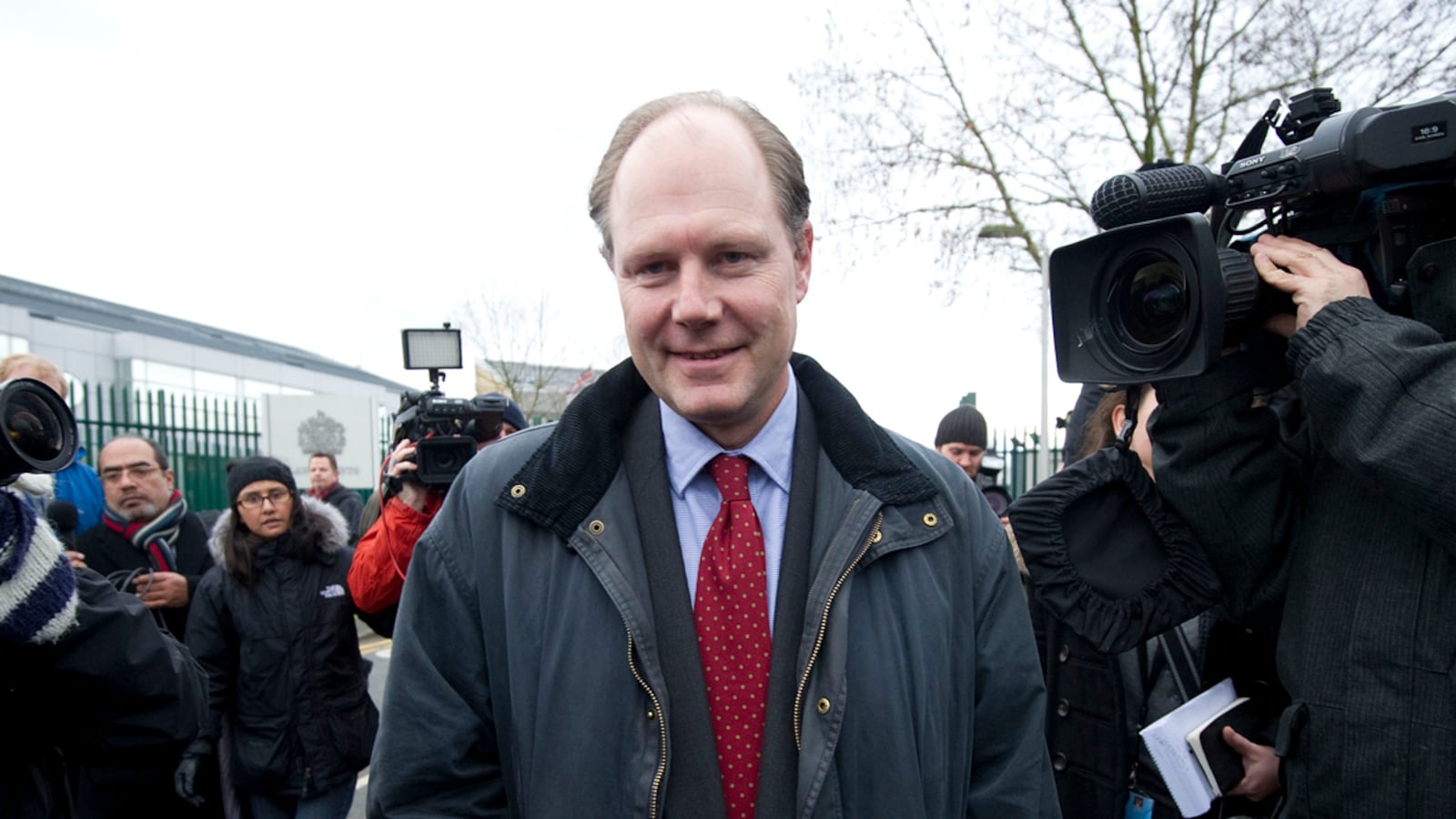 articles/2011/11/02/julian-assange-s-guardian-angel-frontline-club-founder-vaughan-smith/assange-host-smith-giglio_uzbzzd