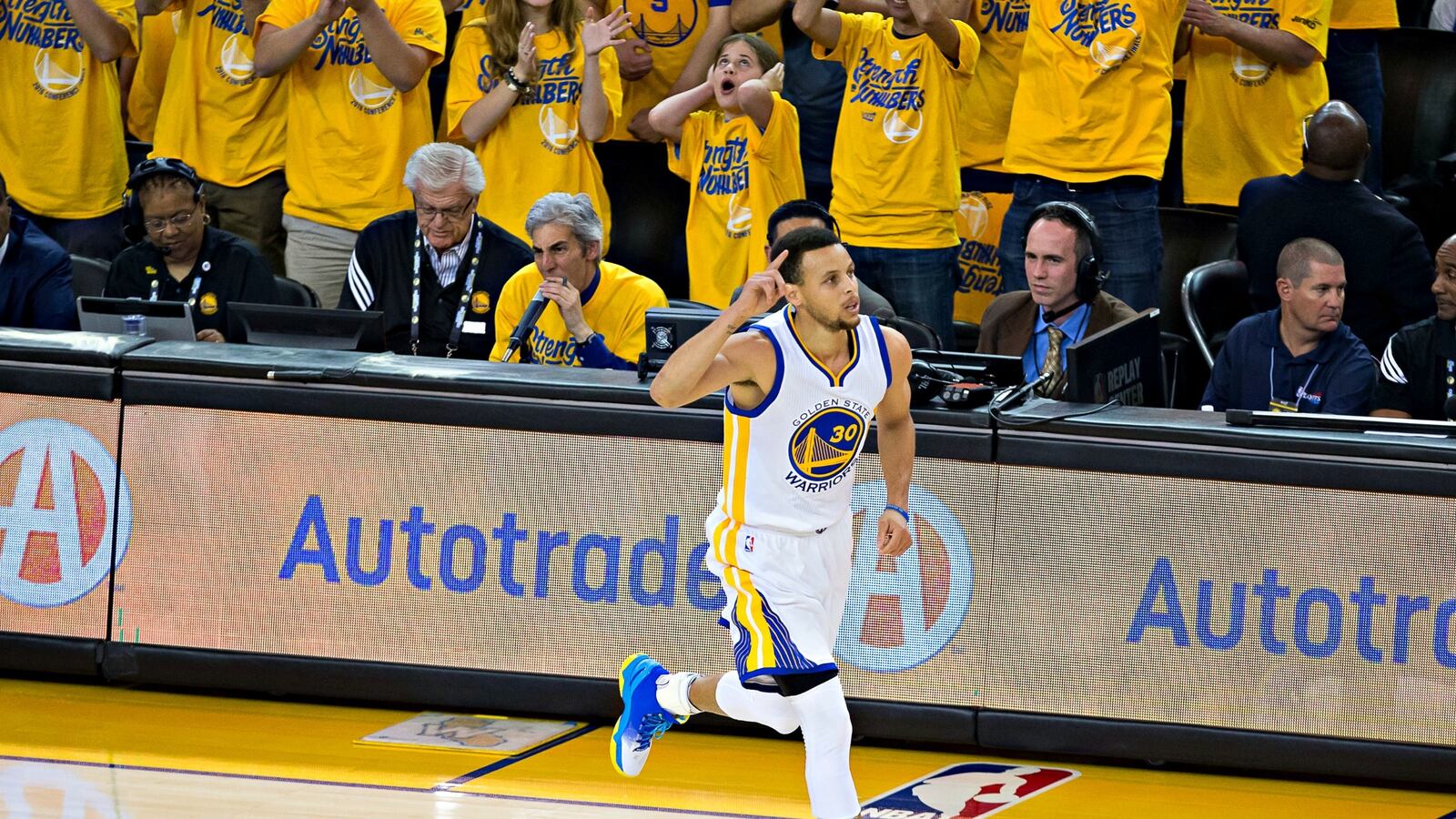 cheats/2016/05/30/warriors-complete-comeback-to-knock-off-okc/160531-steph-curry-win-cheat_yeeejo