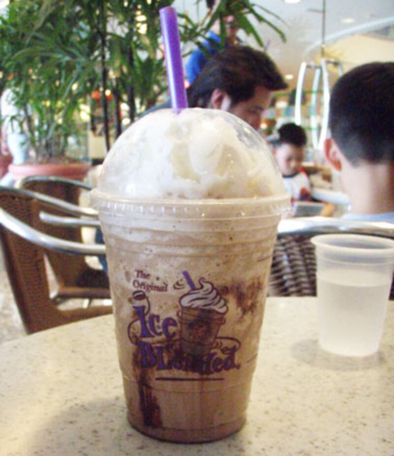 galleries/2010/11/08/40-unhealthiest-coffees/fattening-coffee---12-coffee-bean-tea-leaf-caramel-ice-blended_aj7vnh