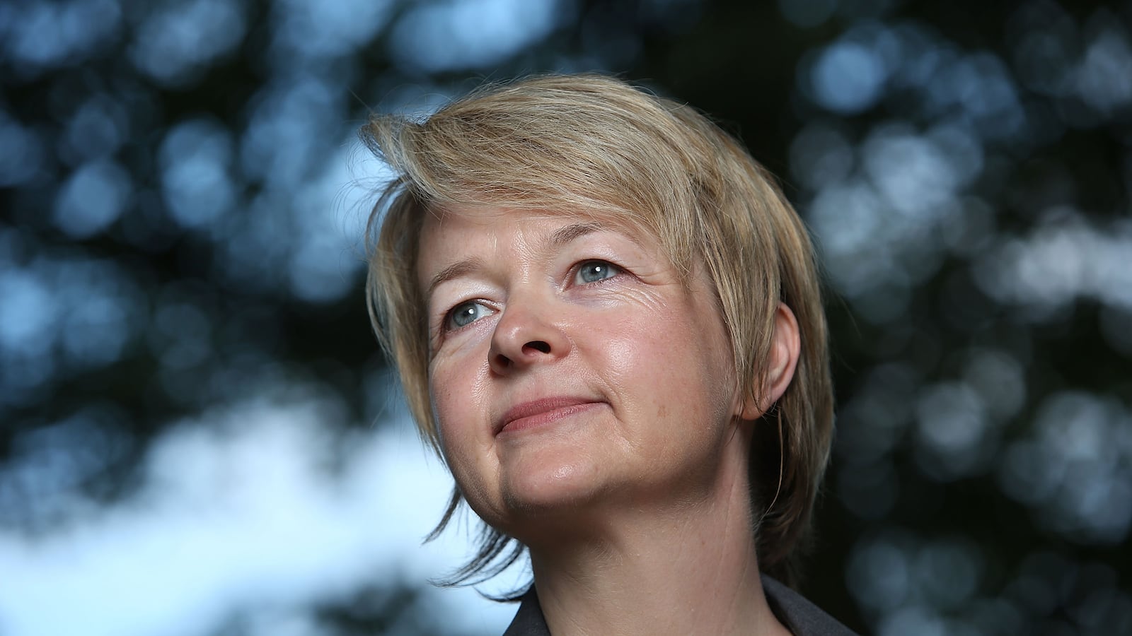 articles/2014/09/20/sarah-waters-s-new-novel-rewrites-the-rules-of-love/140919-scholes-sarah-water-tease_p5kynr