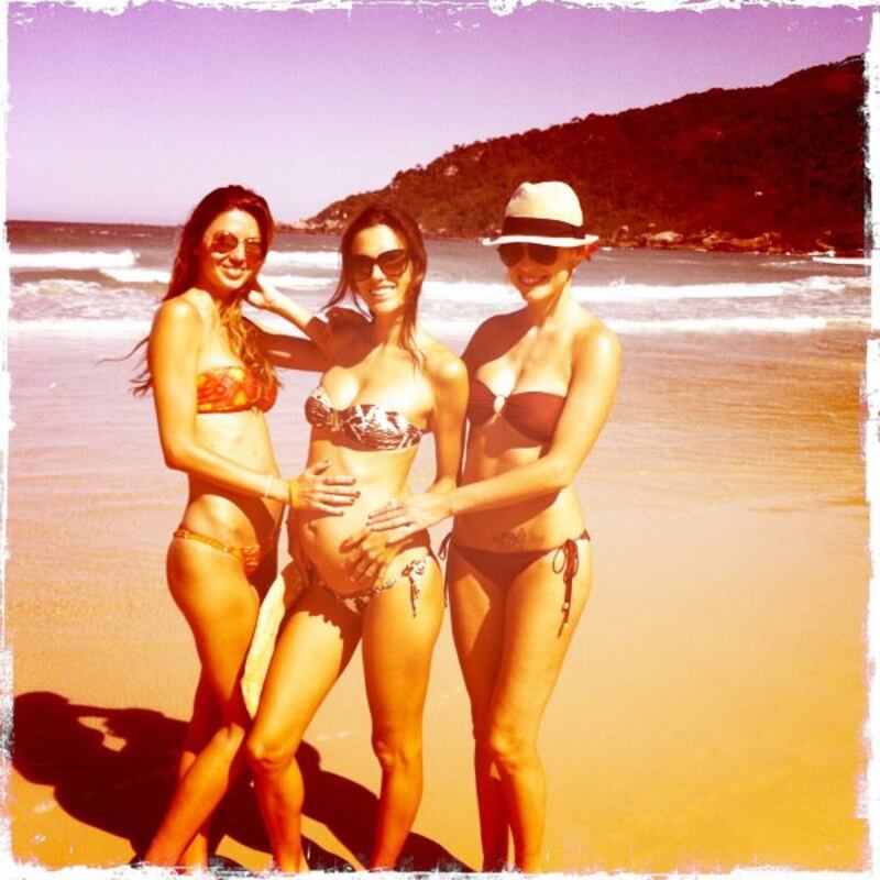 galleries/2012/01/22/twitpics/twitpics-120122-alessandra-ambrosio_r6biy6