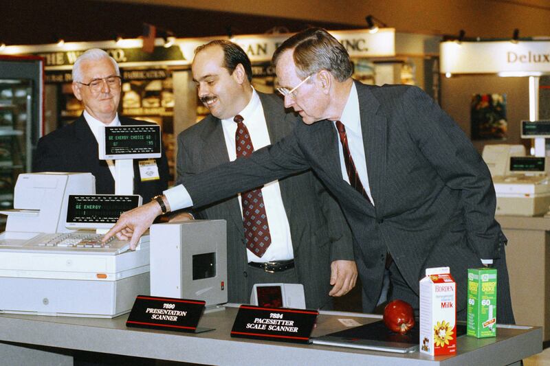 galleries/2012/10/16/paul-ryan-ramrods-soup-kitchen-sarah-palin-s-turkey-massacre-more-epic-political-photo-op-disasters/george-bush-political-photo-ops-gone-wrong_mvkrye