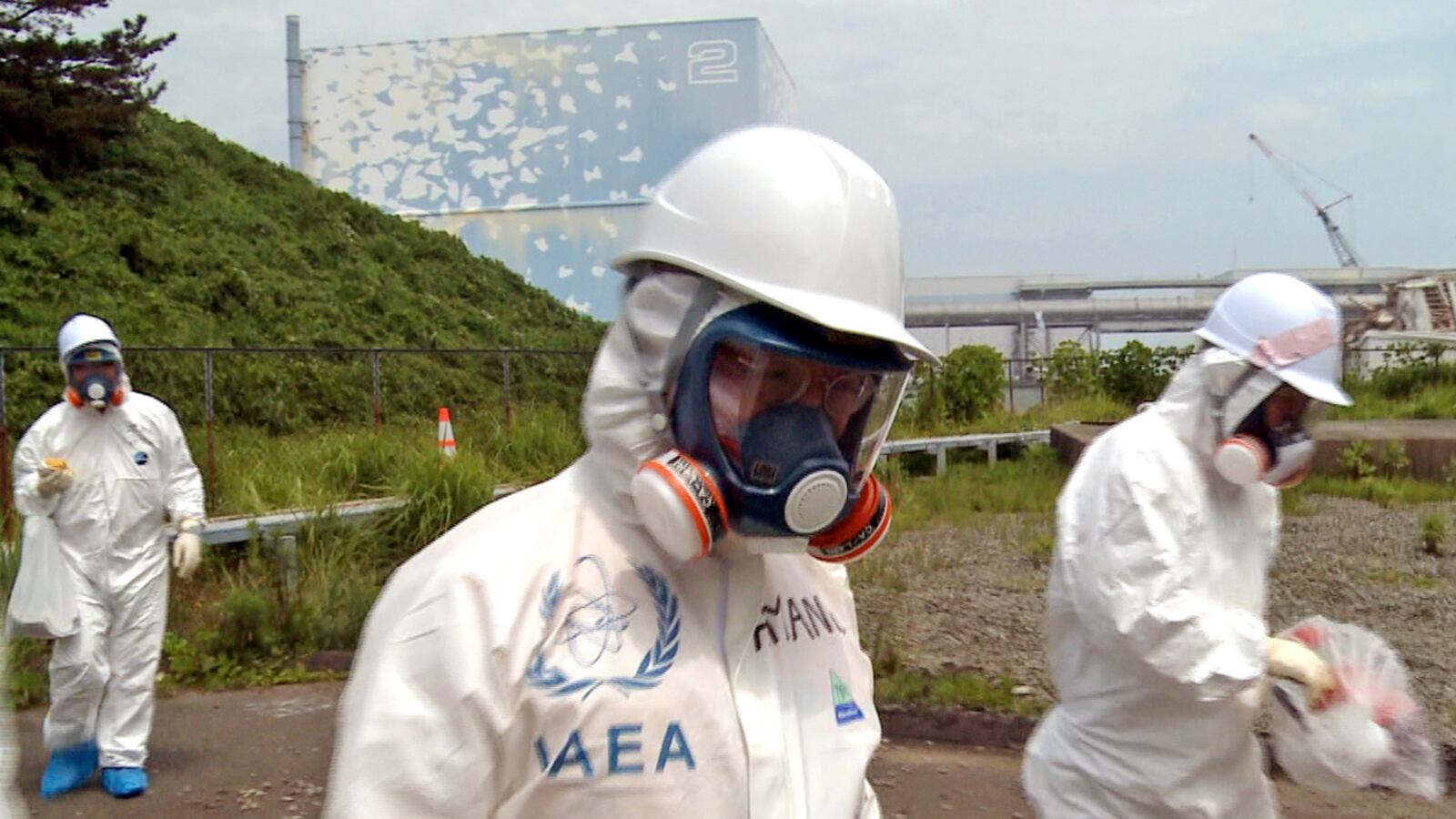cheats/2011/08/12/giant-tent-covers-fukushima-nuclear-plant/fukushima-tour-cheat_m8gcxq