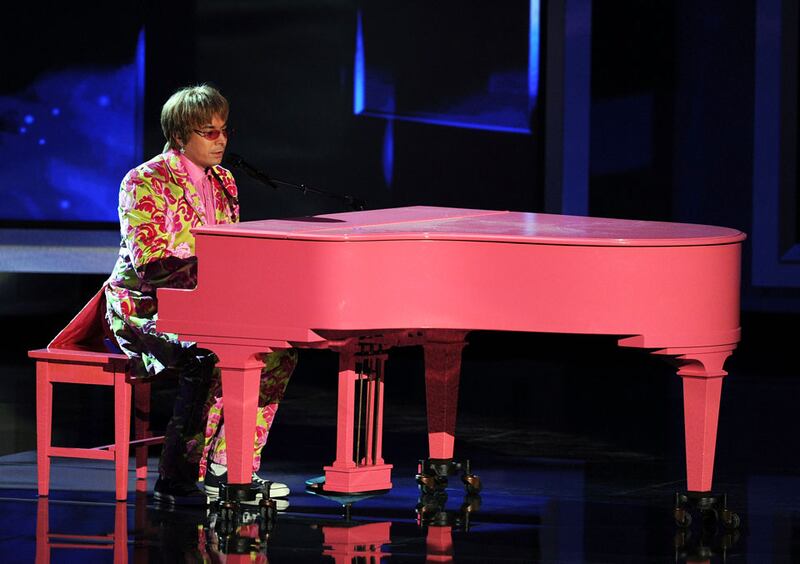 galleries/2010/08/29/2010-emmy-awards/emmy-red-carpet---elton-fallon_v8vmrq