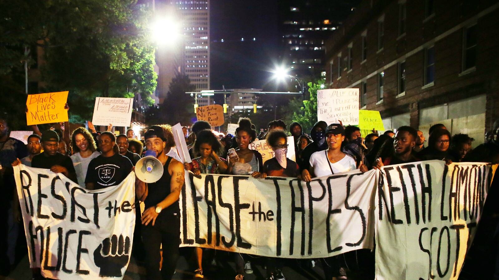 articles/2016/09/24/keith-lamont-scott-shooting-shows-black-cops-can-be-biased-too/160925-taylor-tease_swcoam