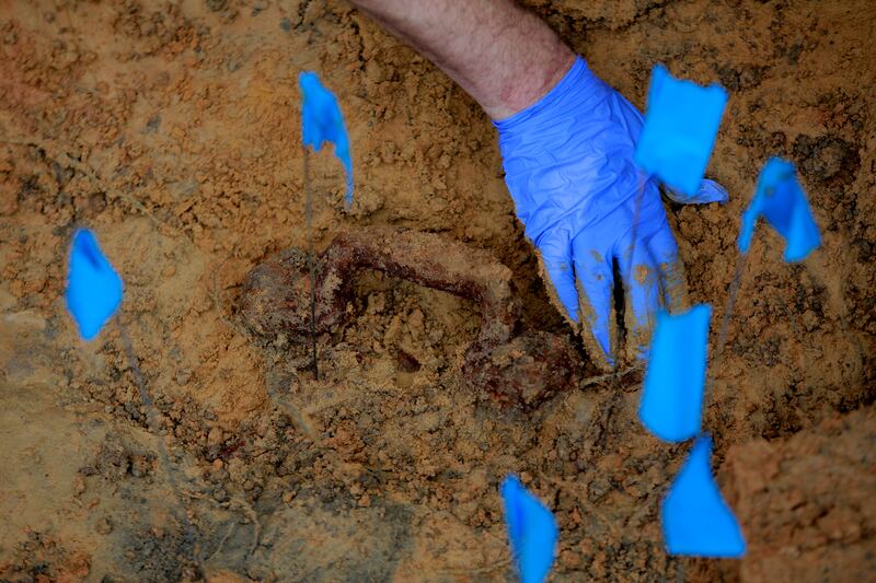 articles/2013/09/06/the-bone-collectors-get-to-work-at-florida-s-dozier-school/130905-pelisek-grave-embed2_mic38q