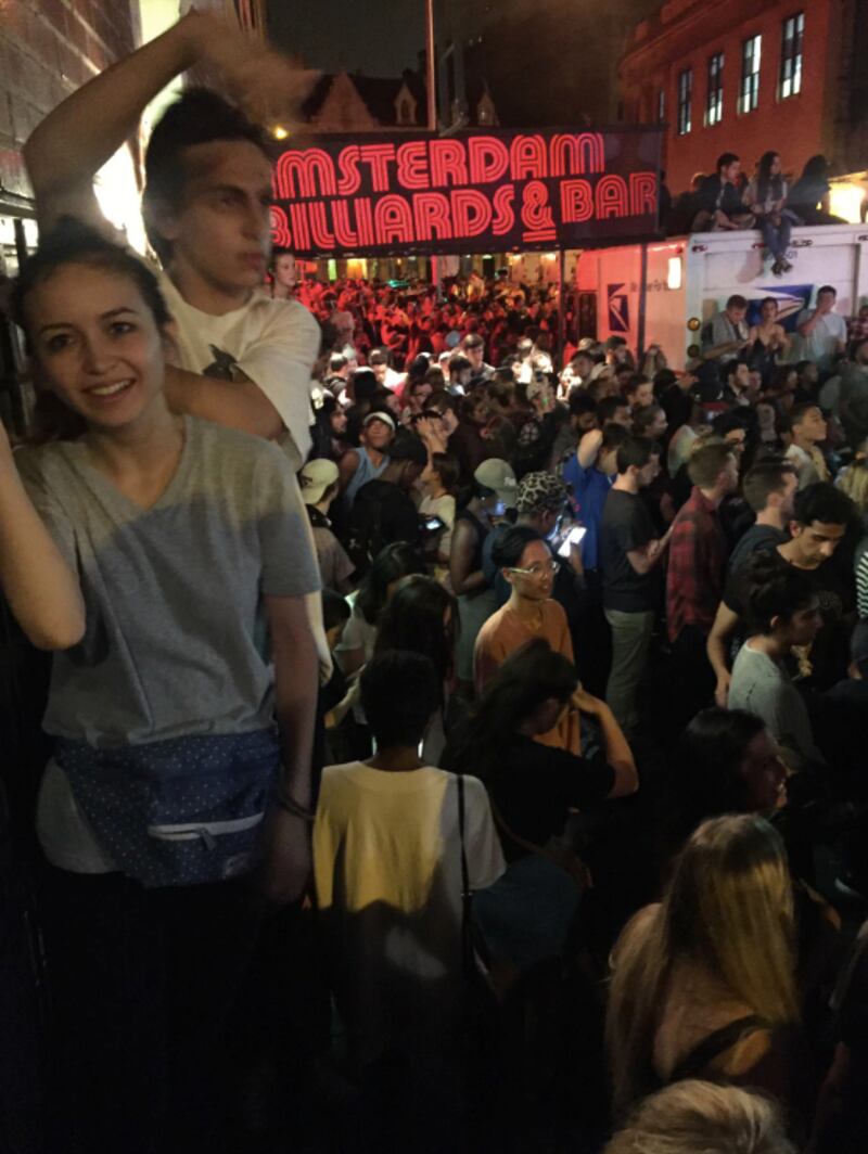 articles/2016/06/06/inside-kanye-west-s-nyc-riot-rapper-leads-fans-on-insane-scavenger-hunt-to-trump-building/160606-collins-kanye-riot-nyc-embed2_zszffe