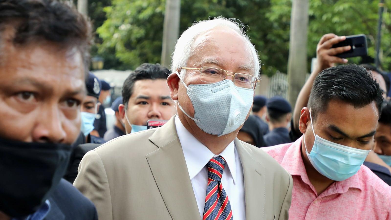 2020-07-28T015337Z_1493403274_RC212I912WWN_RTRMADP_3_MALAYSIA-POLITICS-NAJIB_znvdbm