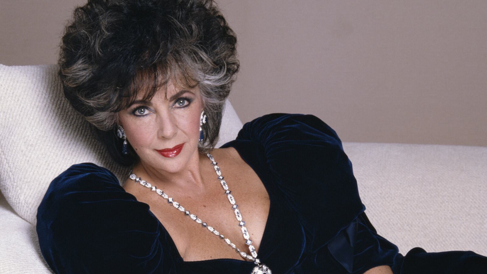 cheats/2011/12/14/elizabeth-taylor-s-jewelry-sets-record/elizabeth-taylor-jewelry-auction-tease_ew8wni
