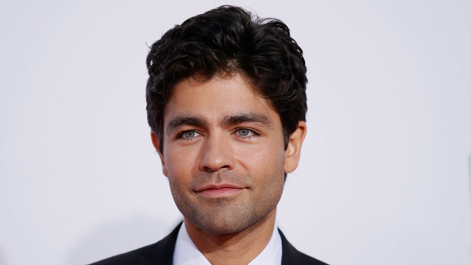 articles/2016/08/12/entourage-star-adrian-grenier-confirms-penis-size-in-case-you-were-wondering/160810-Zimmerman-Adrian-Grenier-tease_vldwne