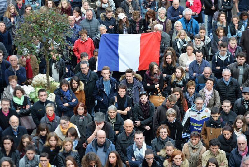 galleries/2015/11/14/city-in-mourning-paris-reacts-to-the-aftermath-of-terror-photos/151114-world-mourns-paris-04_u09cpi