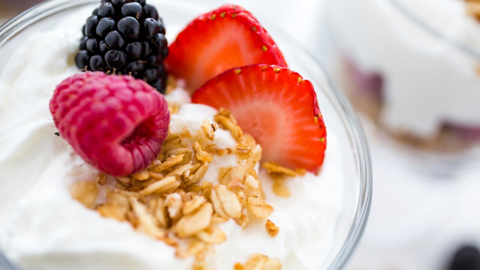 articles/2015/10/07/7-high-protein-breakfast-hacks/151006-dailyburn-yogurt-tease_uy46t5