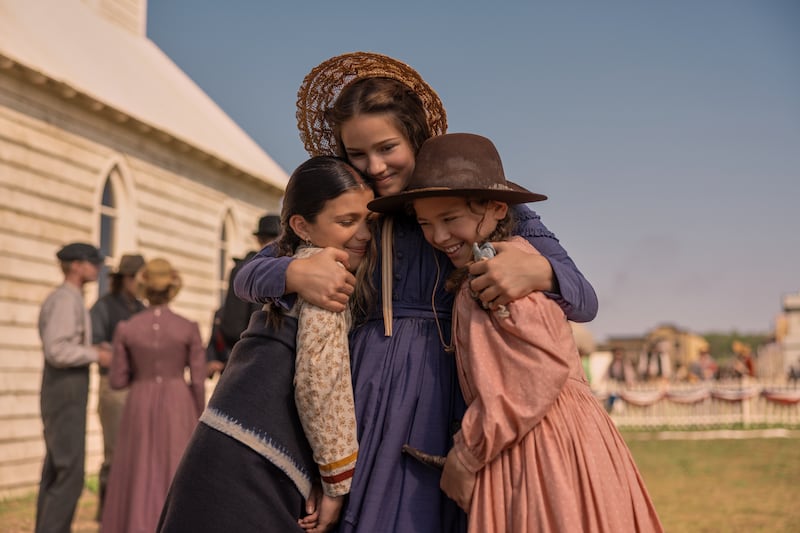 (L-R) Wren Zhawenim Gotts as Good Eagle, Skywalker Hughes as Mary Ingalls, and Alice Halsey as Laura Ingalls.