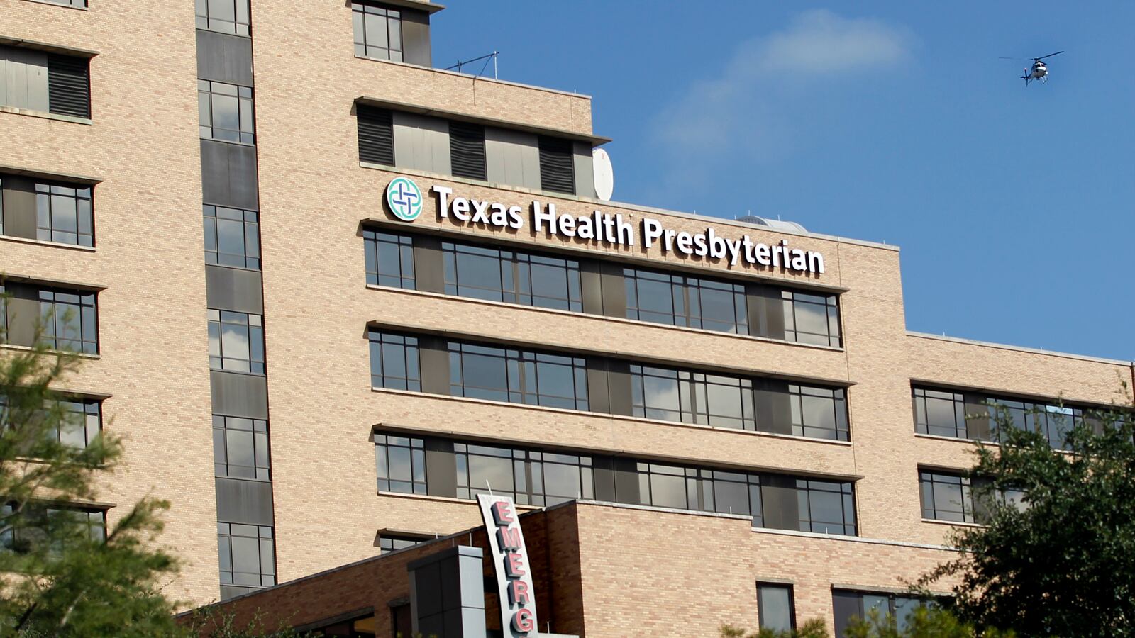 cheats/2014/10/02/80-people-exposed-to-ebola-patient/141002-hospital-cheat_loplgv