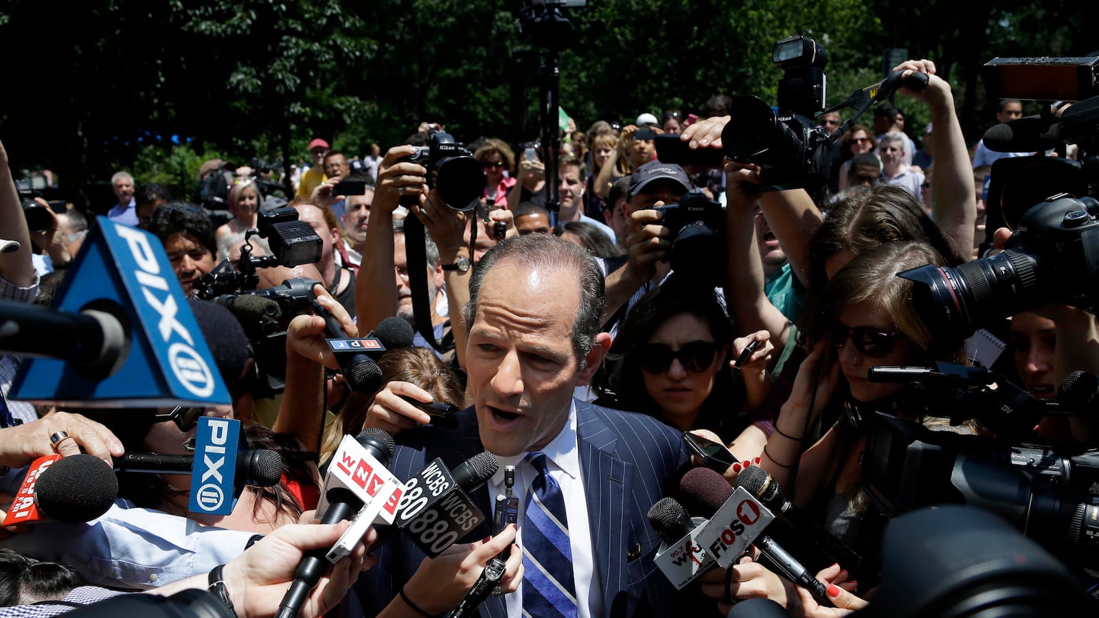 articles/2013/07/09/eliot-spitzer-mobbed-by-press-heckled-at-first-campaign-stop/130708-spitzer-freedlander-tease_l9ges2