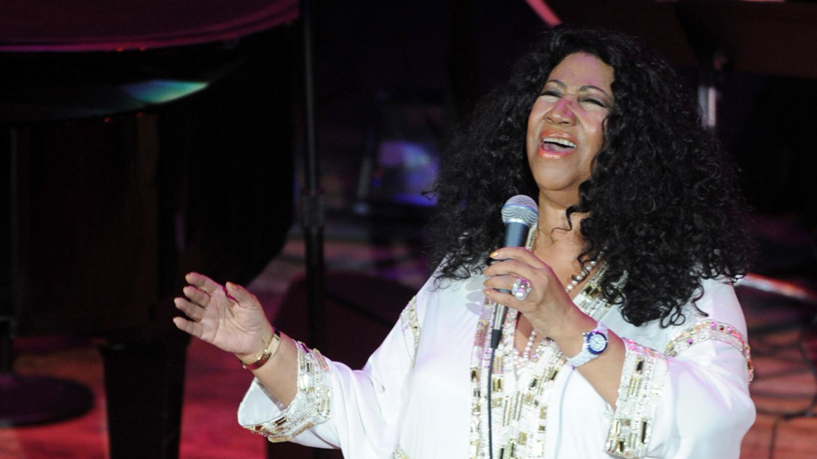 cheats/2012/01/02/aretha-franklin-gets-engaged/aretha-franklin-engaged-cheat_phoymw