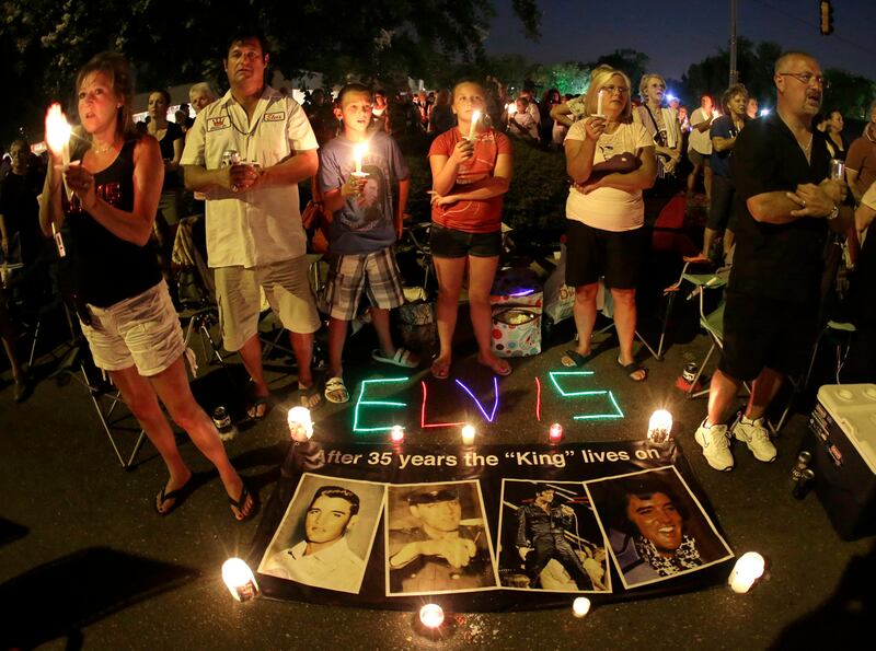 galleries/2012/08/16/vigil-at-graceland-35th-anniversary-of-elvis-s-death-photos/elvis-vigil-neon_jrmmyl