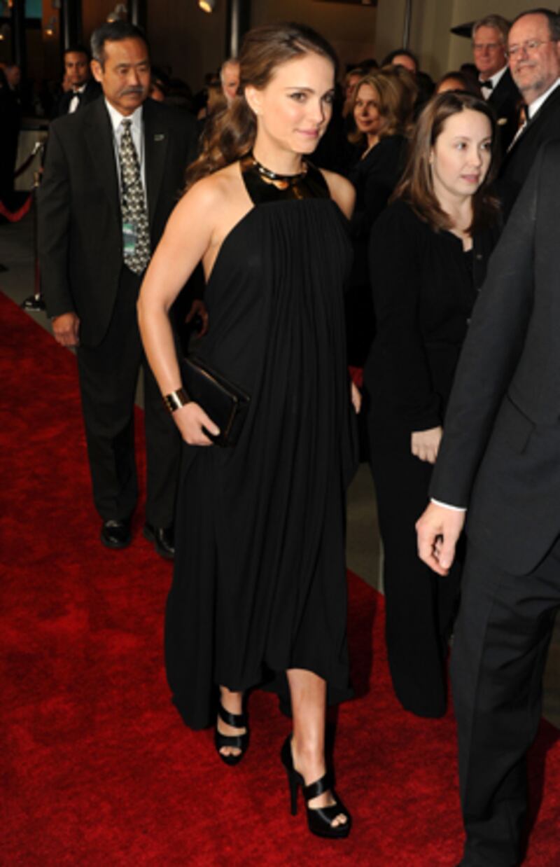 galleries/2011/02/23/red-carpet-shoe-wars/shoe-wars---natlaie-portman_t5wjot