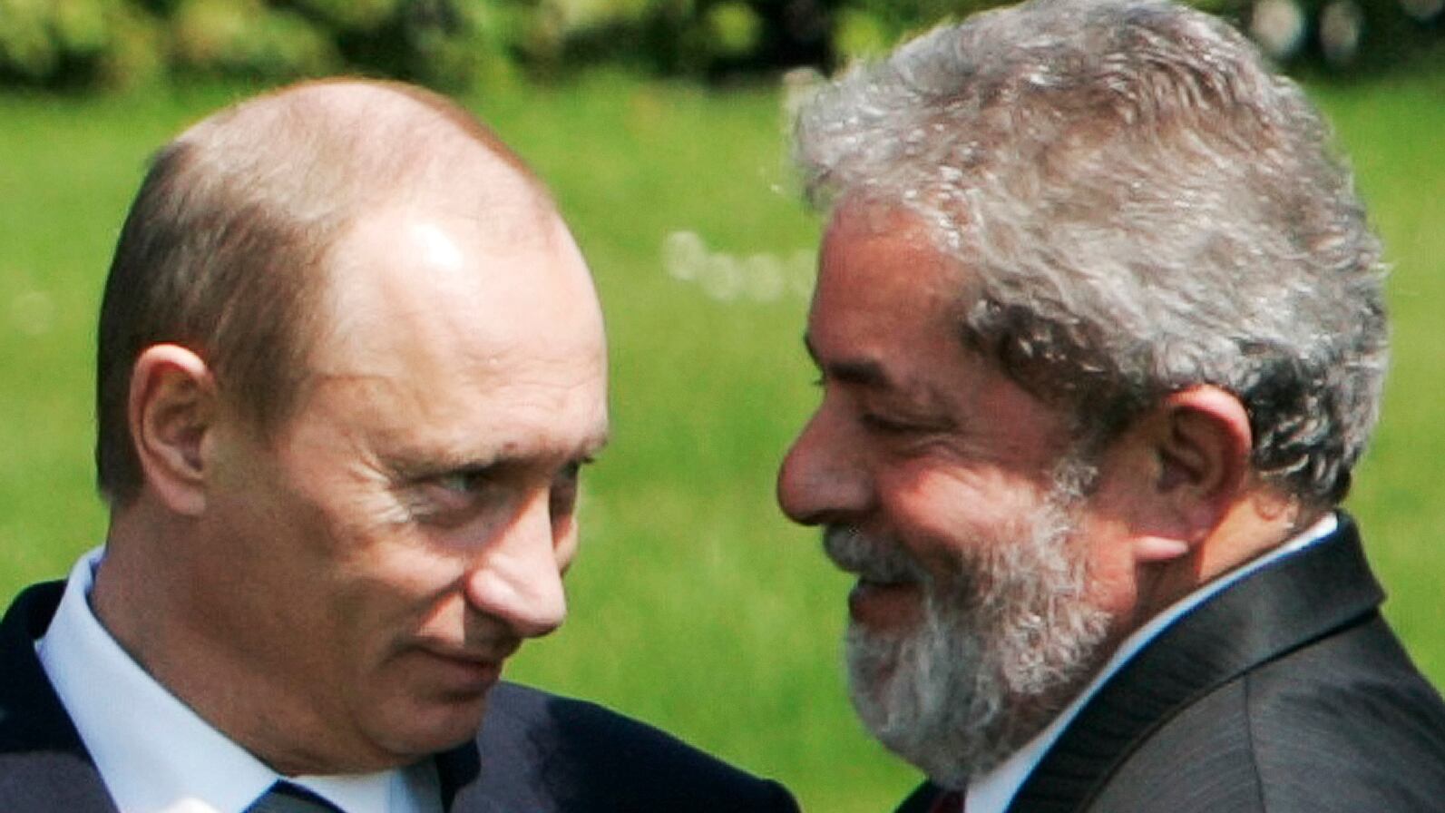 Vladimir Putin and President Luiz Inacio Lula da Silva talk during a summit in Germany in 2007.