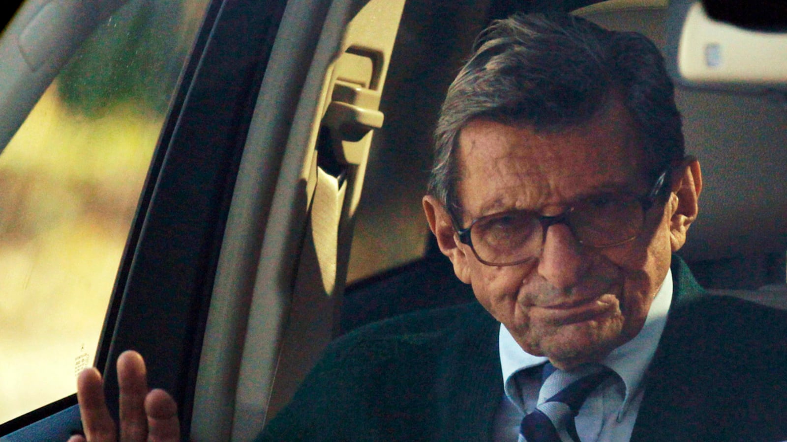 cheats/2012/03/12/penn-state-paterno-failed-as-leader/joe-paterno-firing-cheat_imaihf