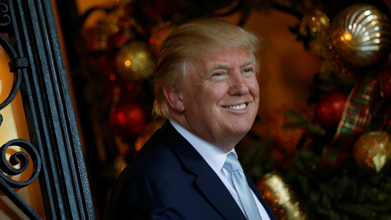 cheats/2016/12/30/emails-gov-t-ethics-chief-ordered-tweets-praising-trump/161230-trump-ethics-tweets-cheat_m95fgb