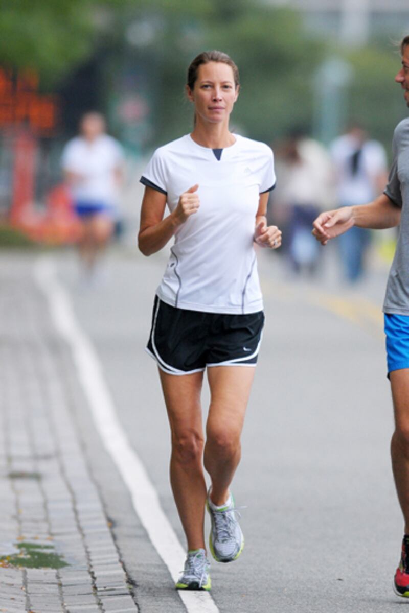 galleries/2010/11/04/15-celebrity-marathoners/christy-turlington-marathon_g2mvlb