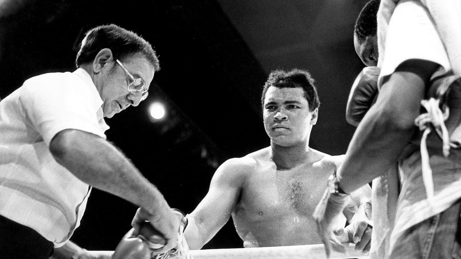 articles/2016/06/05/ali-the-man-who-made-violence-an-art/160604-starks-muhammad-ali-tease_wxbzv0
