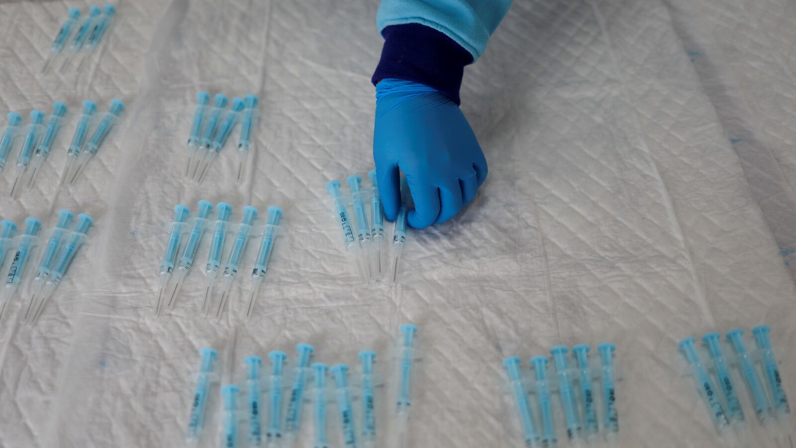 2021-04-23T181413Z_916883877_RC2U1N9EG3OM_RTRMADP_3_HEALTH-CORONAVIRUS-SPAIN-VACCINE_qwbhl5