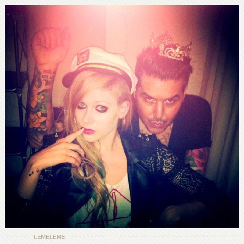 galleries/2012/08/05/kim-kardashian-mc-hammer-more-celebrity-twitter-pictures-photos/twitpics-120802-lavigne_l6da5g