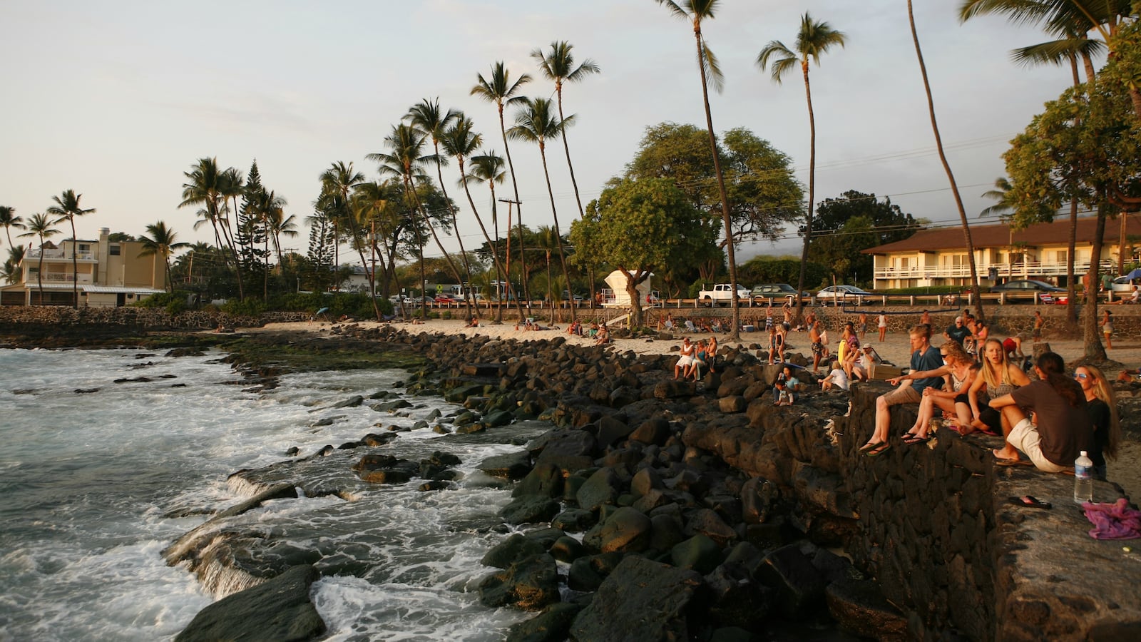 180401-shark-attack-hawaii-paddleboarder-cheat_y77ojg